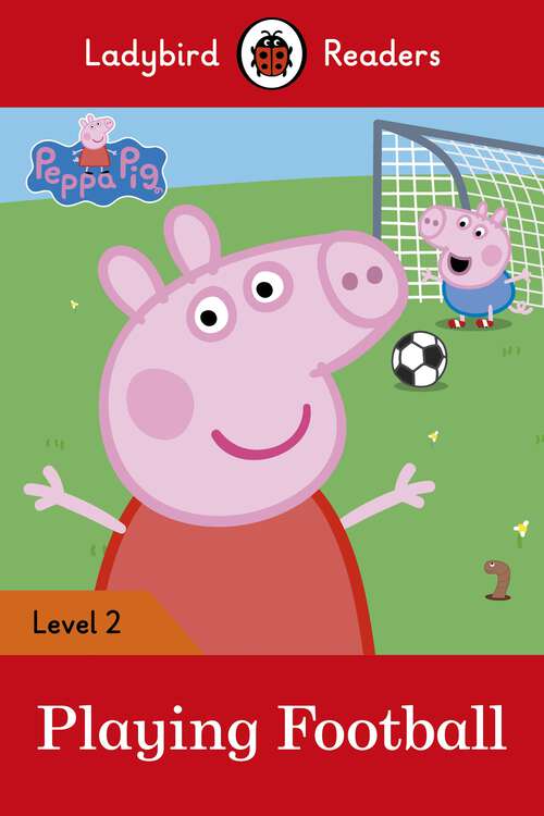 Book cover of Ladybird Readers Level 2 - Peppa Pig - Playing Football (Ladybird Readers)
