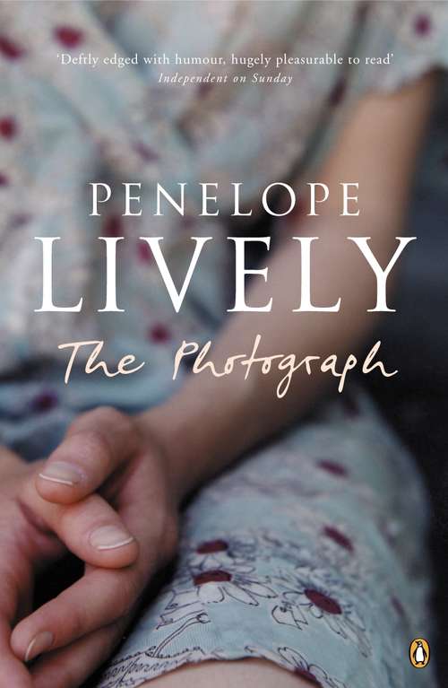 Book cover of The Photograph (Penguin Essentials Ser. #111)